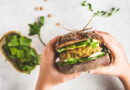 Sandwich vegano con proteine alternative e carne coltivata
