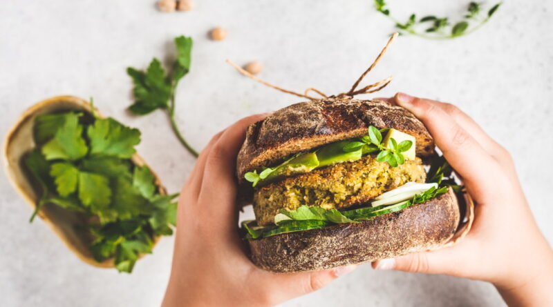 Sandwich vegano con proteine alternative e carne coltivata